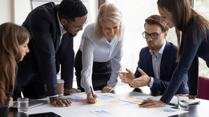 Consultoría MADRE de Mentesia con dirección evaluando casos de uso de IA